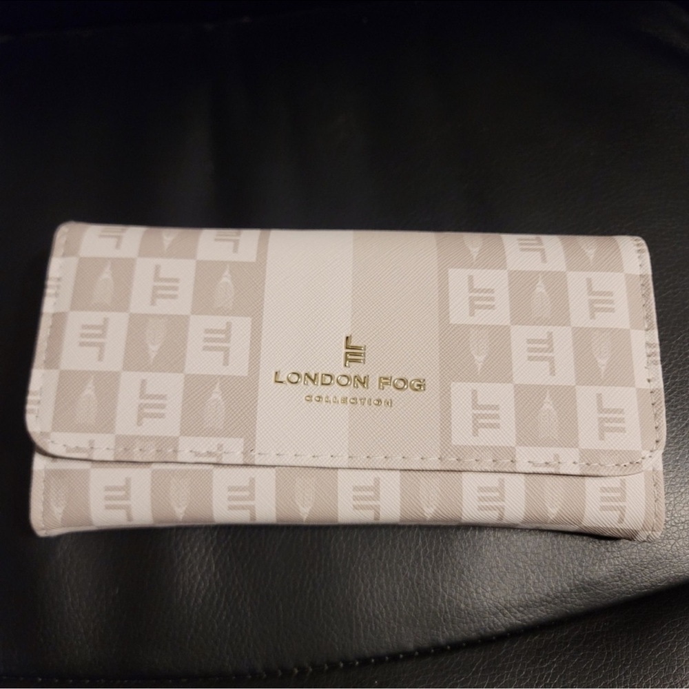 London Fog Beige and White Wallet